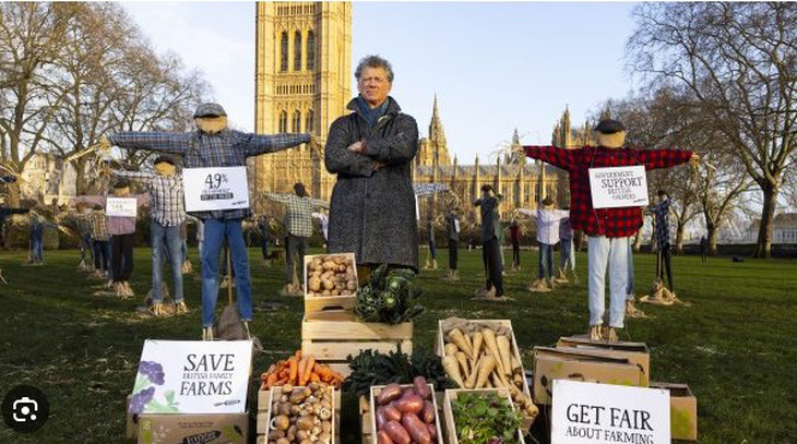 Nông dân trồng rau quả ở Anh đã tập hợp biểu tình bên ngoài tòa nhà Quốc hội ở London nhằm kêu gọi các biện pháp can thiệp với các ông lớn siêu thị, đảm bảo cuộc sống cho người nông dân. (Ảnh: Grocery Gazette)