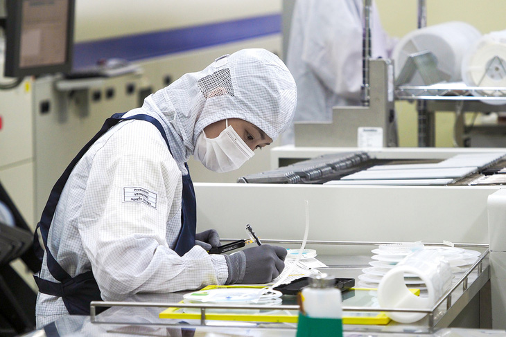 Công nhân sản xuất trong nhà máy triệu đô của Công ty TNHH Hana Micron Vina (vốn FDI của Hàn Quốc) tại Bắc Giang - Ảnh: GIANG SƠN ĐÔNG