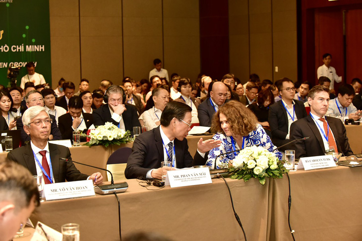 Chủ tịch UBND TP.HCM Phan Văn Mãi trao đổi với Giám đốc quốc gia Ngân hàng Thế giới tại Việt Nam, khu vực Đông Á và Thái Bình Dương Carolyn Turk tại hội nghị chiều 24-1 - Ảnh: T.T.D.