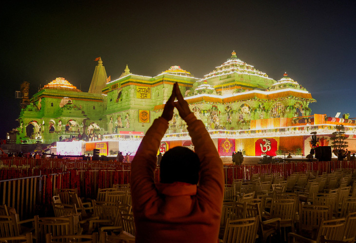 Tín đồ Hindu vọng bái ngôi đền mới khánh thành - Ảnh: Reuters