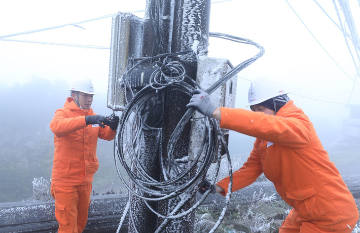 Công nhân ngành điện Lạng Sơn kiểm tra lưới điện trên đỉnh núi Mẫu Sơn - Ảnh: ANH TUẤN