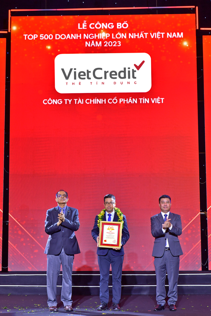 Đại diện VietCredit nhận giải thưởng Top 500 Doanh nghiệp lớn nhất Việt Nam 2023 - Ảnh: VietCredit