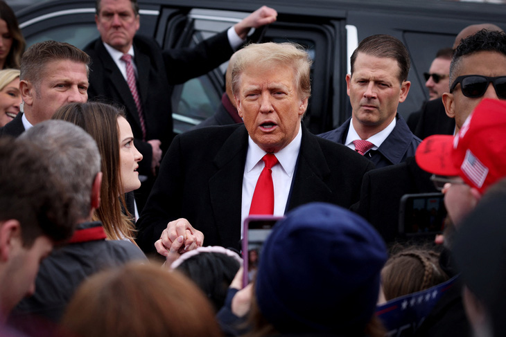 Ông Trump thăm một điểm bỏ phiếu tại bang New Hampshire ngày 23-1 - Ảnh: REUTERS