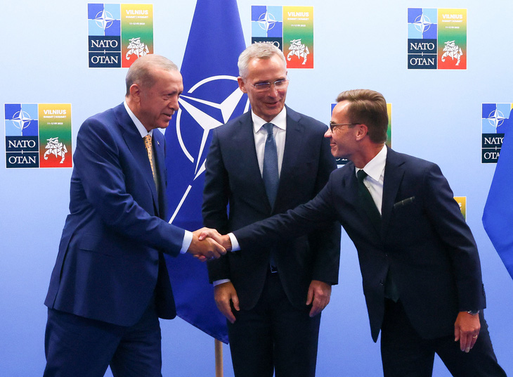 Tổng thống Thổ Nhĩ Kỳ Tayyip Erdogan (trái) bắt tay Thủ tướng Thụy Điển Ulf Kristersson (phải) trước sự chứng kiến của Tổng thư ký NATO Jens Stoltenberg (giữa) trước thềm Thượng đỉnh NATO hôm 10-7-2023 - Ảnh: AFP