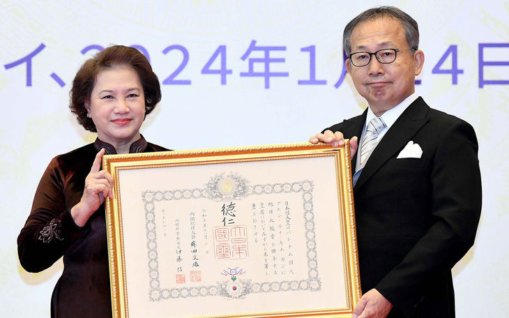 Nguyên Chủ tịch Quốc hội Nguyễn Thị Kim Ngân nhận huân chương cao quý của Nhật Bản