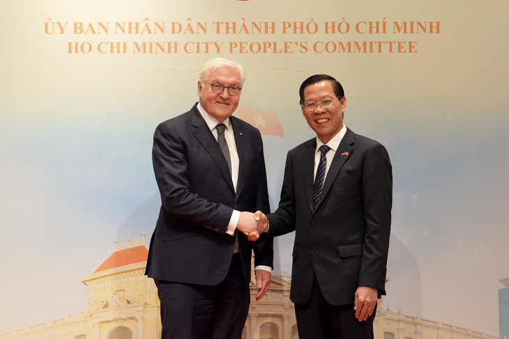 Chủ tịch UBND TP.HCM Phan Văn Mãi gặp Tổng thống Đức Frank-Walter Steinmeier tại Ngôi nhà Đức (Deutsches Haus) ở TP.HCM, trưa 24-1 - Ảnh: HỮU HẠNH
