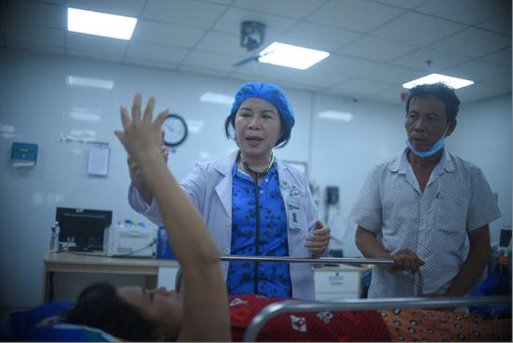 Bác sĩ Bùi Thị Phương Anh, trưởng khoa hồi sức cấp cứu, khám bệnh cho bệnh nhân - Ảnh: LÂM THIÊN