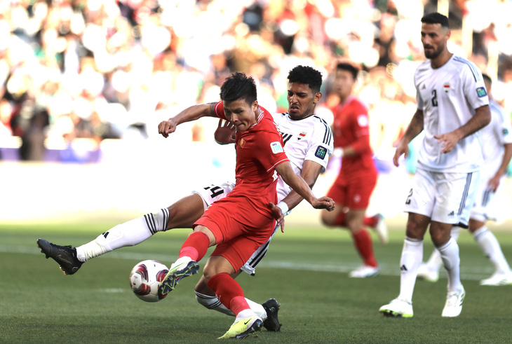 Quang Hải sút ghi bàn trong trận thua Iraq ở Asian Cup 2023 - Ảnh: HOÀNG TUẤN
