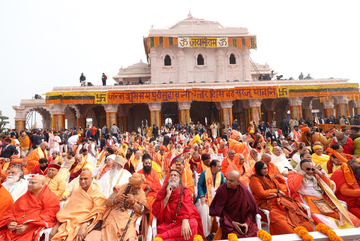 Tín đồ và du khách bên ngoài ngôi đền Ram Mandir ngày 22-1 - Ảnh: Văn phòng Thủ tướng Ấn Độ