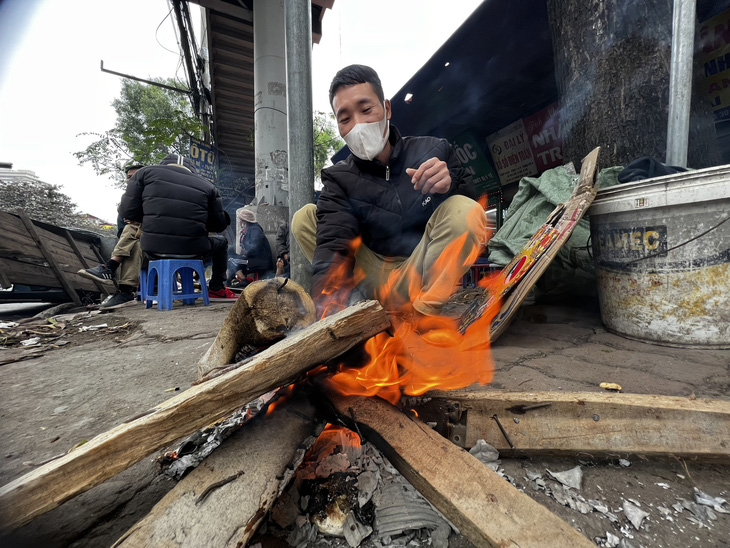 Hôm nay thời tiết Bắc Bộ vẫn rét hại. Ảnh chụp người dân Hà Nội đốt lửa sưởi ấm - Ảnh: NAM TRẦN