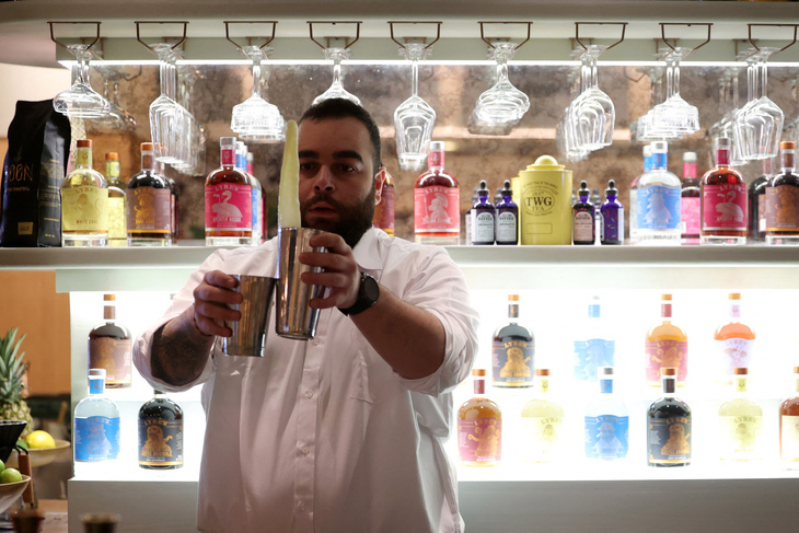 Nhân viên pha chế (bartender) người Lebanon tên Hadi Ghassan chuẩn bị đồ uống tại Meraki Riyadh - quán bar cung cấp rượu billini và spritz không cồn ở Riyadh, Saudi Arabia, ngày 23-1 - Ảnh: AFP