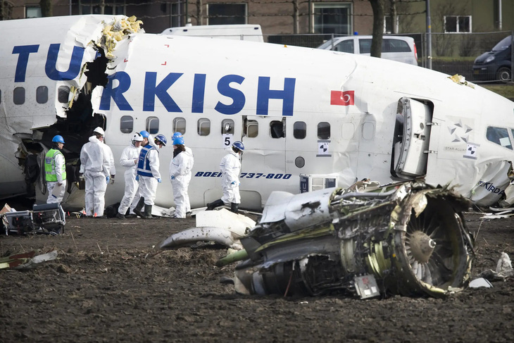 Chiếc máy bay Boeing của hãng hàng không Turkish Airlines chở theo 127 hành khách đã rơi xuống khu gần sân bay Schiphol ở Amsterdam, Hà Lan ngày 5-2-2009 khiến 9 người chết, 84 người bị thương - Ảnh: NEW YORK TIMES