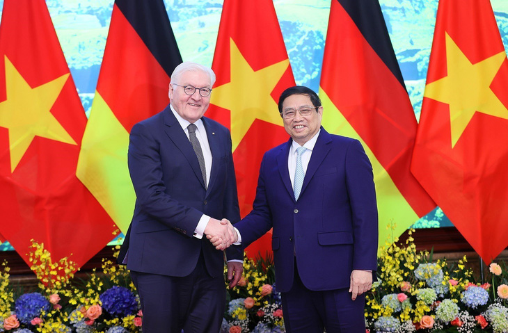 Thủ tướng Phạm Minh Chính bắt tay Tổng thống Đức Frank-Walter Steinmeier trước cuộc hội kiến - Ảnh: TTXVN