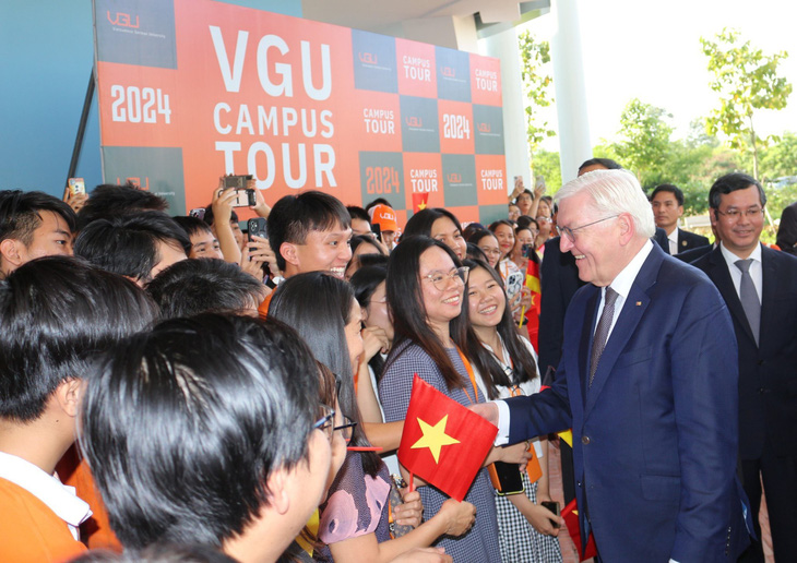 Sinh viên Trường đại học Việt - Đức vui vẻ chào mừng phái đoàn của Tổng thống Đức Frank-Walter Steinmeier thăm trường - Ảnh: VGU