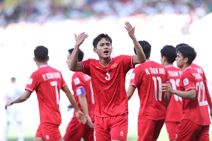 Võ Minh Trọng ăn mừng bàn thắng từ pha đá phản lưới nhà của Iraq - Ảnh: HOÀNG TUẤN