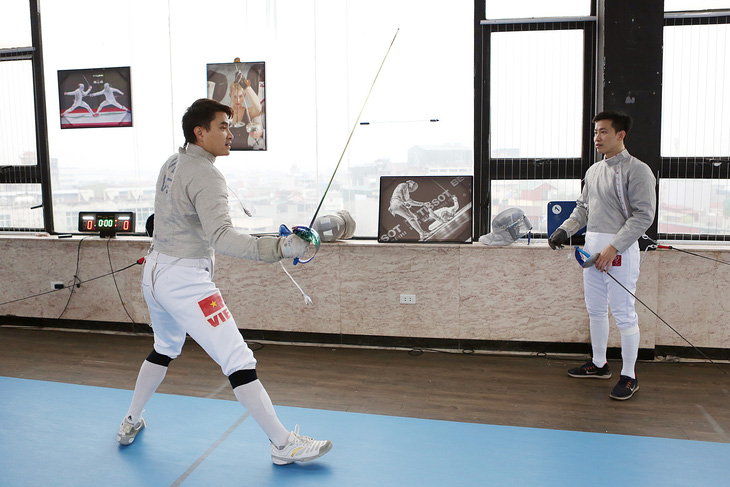 Vũ Thành An (trái) hướng dẫn học viên tại CLB Việt Nam Royal Fencing - Ảnh: HOÀNG TÙNG