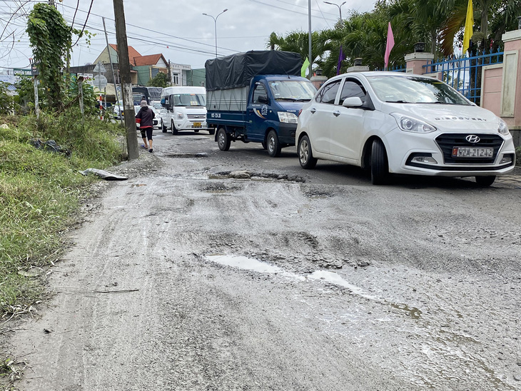Xe né trạm thu phí chạy vào tuyến đường thôn Thanh Quýt 3, phường Điện Thắng Trung khiến đường sá hư hỏng - Ảnh: LÊ TRUNG