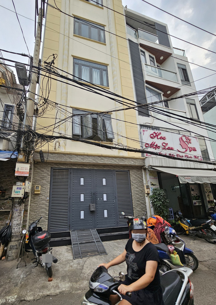 Hai căn nhà số 334/14/8 và 334/14/8A Chu Văn An, phường 12 xây không phép, đã có quyết định xử phạt và buộc tháo dỡ ngay từ tháng 12-2022. Đến nay hơn 1 năm mà quận vẫn đang tiếp tục vận động chủ đầu tư chấp hành tháo dỡ - Ảnh: ÁI NHÂN