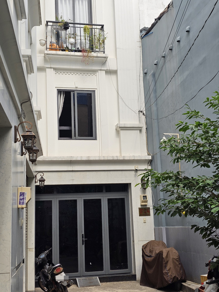 Căn nhà 4 tầng xây không phép tại số 207/52/44 Nguyễn Văn Đậu, phường 11 đã có quyết định xử phạt từ tháng 3-2022. Quận yêu cầu tháo dỡ ngay nhưng đến nay công trình vẫn còn sừng sững - Ảnh: ÁI NHÂN
