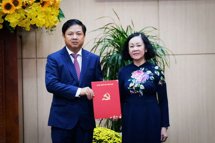 Bà Trương Thị Mai trao quyết định cho ông Lương Nguyễn Minh Triết - Ảnh: TẤN LỰC 