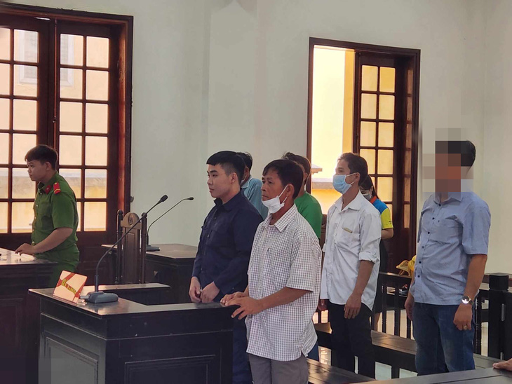 Hai bị cáo Huỳnh Tấn Trung và Huỳnh Văn Thanh (cha ruột Trung) tại tòa - Ảnh: ĐAN THUẦN