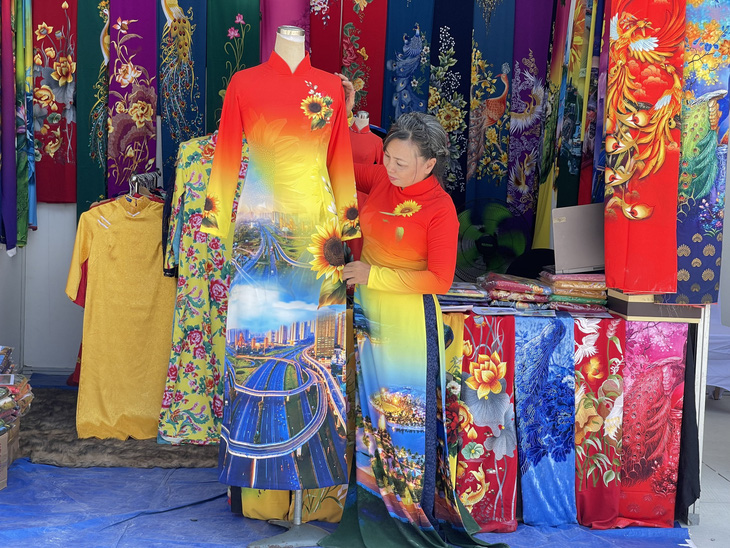 Hình ảnh thành phố Thủ Đức lên tà áo dài Việt Nam trong ngày hội - Ảnh: HỒ LAM