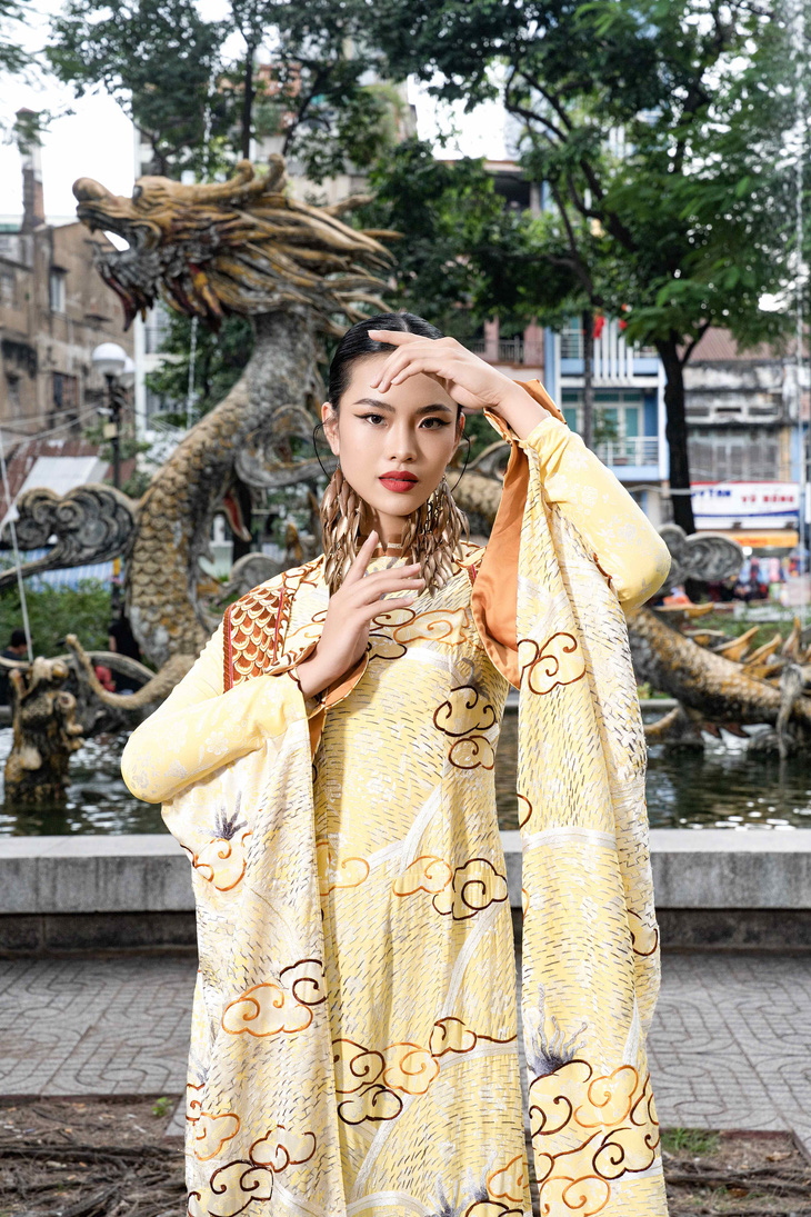 Á hậu Vũ Dương Quỳnh Như diện áo dài truyền thống với họa tiết rồng cưỡi mây