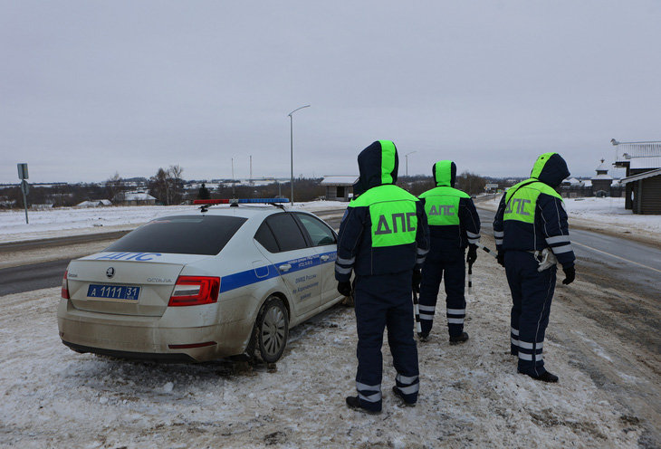 Lực lượng cảnh sát Nga bao vây khu vực quanh hiện trường vụ rơi máy bay quân sự ở Belgorod ngày 24-1 - Ảnh: REUTERS