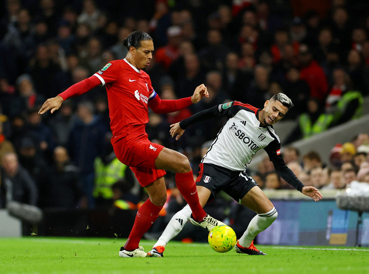 Liverpool chơi phòng ngự trước Fulham - Ảnh: REUTERS
