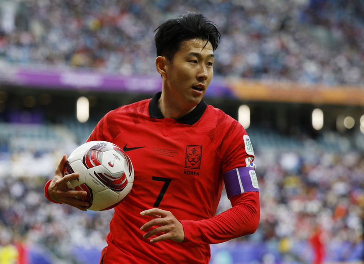 Son Heung Min ghi bàn giúp Hàn Quốc nâng tỉ số lên 3-2 trong trận gặp Malaysia - Ảnh: REUTERS