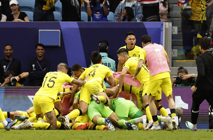Niềm vui của tuyển Malaysia sau khi ghi bàn vào lưới Hàn Quốc tại Asian Cup 2023 - Ảnh: REUTERS