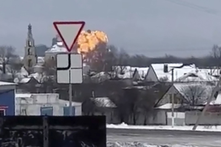 Máy bay quân sự Nga rơi gần biên giới Ukraine - Ảnh: CNN