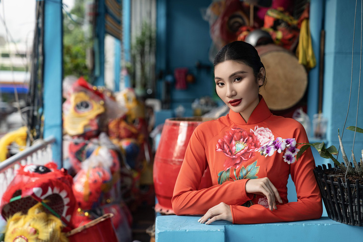 Các họa tiết trên áo dài của á hậu Võ Thị Tuyết Nhi được vẽ tay tỉ mỉ
