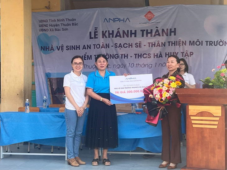 Lễ khánh thành công trình "Nhà vệ sinh cho em" tại trường TH - THCS Hà Huy Tập