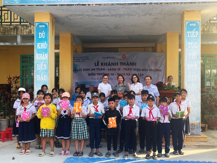 168 phần quà được trao tặng cho các em nhỏ tại trường TH - THCS Hà Huy Tập
