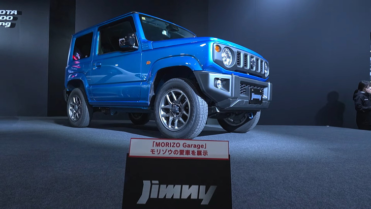 Chiếc Suzuki Jimny cực kỳ đơn giản xuất hiện tại gian hàng của Toyota gây tò mò cho khách tham quan - Ảnh cắt từ video, nguồn: Toyota Times
