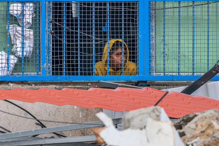 Cậu bé người Palestine tại một cơ sở trú ẩn của Liên Hiệp Quốc ở miền nam Gaza - Ảnh: AFP