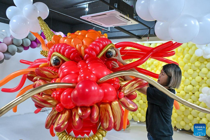 Linh vật rồng làm bằng 600 chiếc bong bóng ghép lại trưng tại thủ đô Kuala Lumpur, Malaysia - Ảnh: China News English