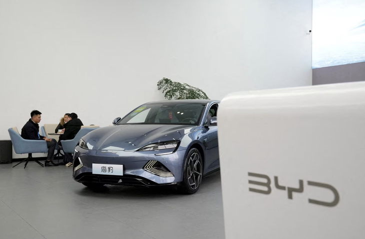 BYD vượt mặt Tesla để trở thành công ty xe điện bán chạy nhất thế giới trong quý 4-2023 - Ảnh: REUTERS
