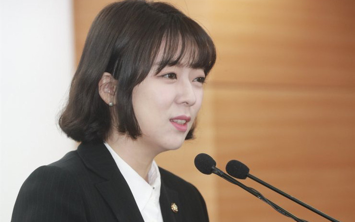 Nữ nghị sĩ Hàn Quốc xinh đẹp đổ máu vì bị người lạ tấn công