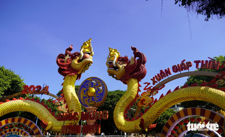 Đôi rồng chầu nguyệt ở hoa viên Quang Trung, TP Vũng Tàu - Ảnh: ĐÔNG HÀ