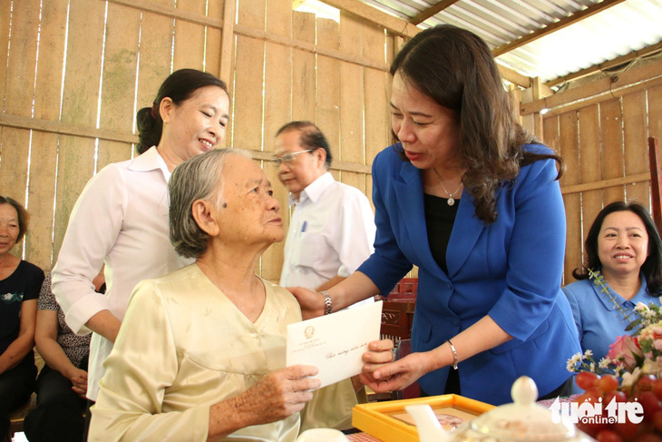 Phó chủ tịch nước Võ Thị Ánh Xuân đến thăm, chúc Tết Mẹ Việt Nam anh hùng Đỗ Thị Phiếm (sinh năm 1934, ngụ ấp 3, xã Thạnh Phú Đông, tỉnh Bến Tre).