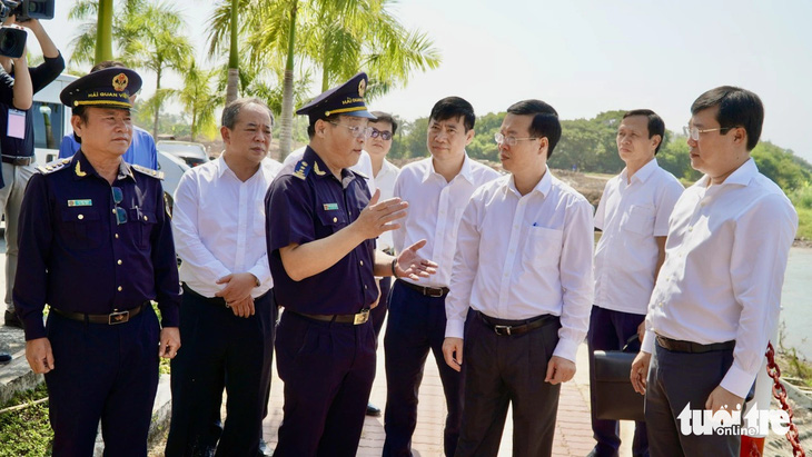 Chủ tịch nước Võ Văn Thưởng thăm, chúc Tết cán bộ, nhân viên Chi cục Hải quan cửa khẩu quốc tế Thường Phước, huyện Hồng Ngự - Ảnh: ĐẶNG TUYẾT