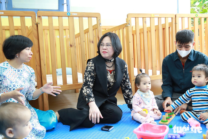 Thứ trưởng Bộ Giáo dục và Đào tạo Ngô Thị Minh nghe nhân viên Trung tâm One Sky Đà Nẵng chia sẻ phương pháp giáo dục tại đây - Ảnh: ĐOÀN NHẠN