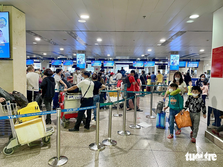 Người dân chờ tại nhà ga sân bay Tân Sơn Nhất - Ảnh: CHÂU TUẤN