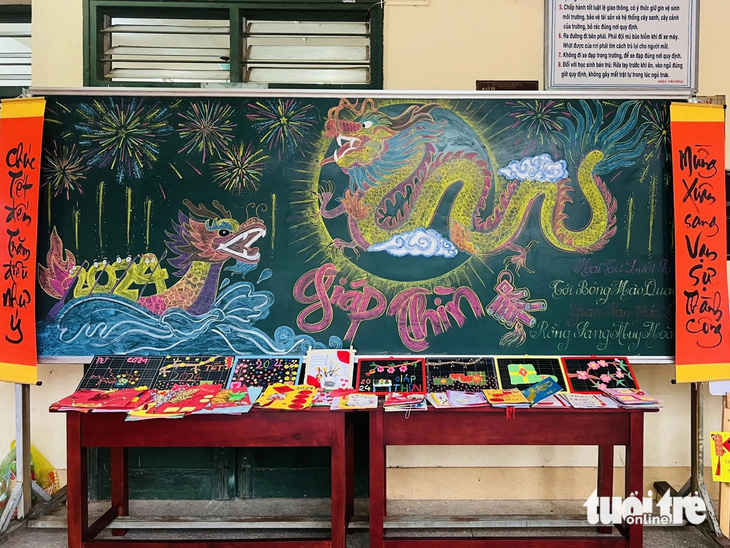 Góc xuân với hình ảnh con rồng bằng phấn màu và các sản phẩm của học sinh - Ảnh: NTB