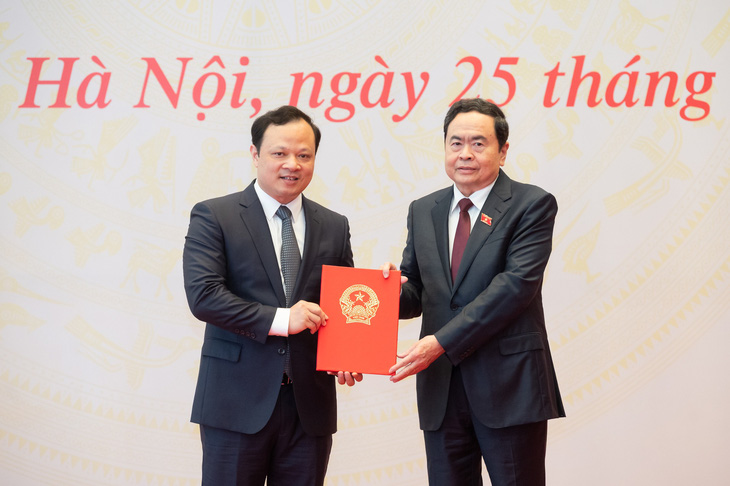 Phó chủ tịch thường trực Quốc hội Trần Thanh Mẫn trao nghị quyết cho ông Bùi Thế Cử - Ảnh: TRỌNG QUỲNH