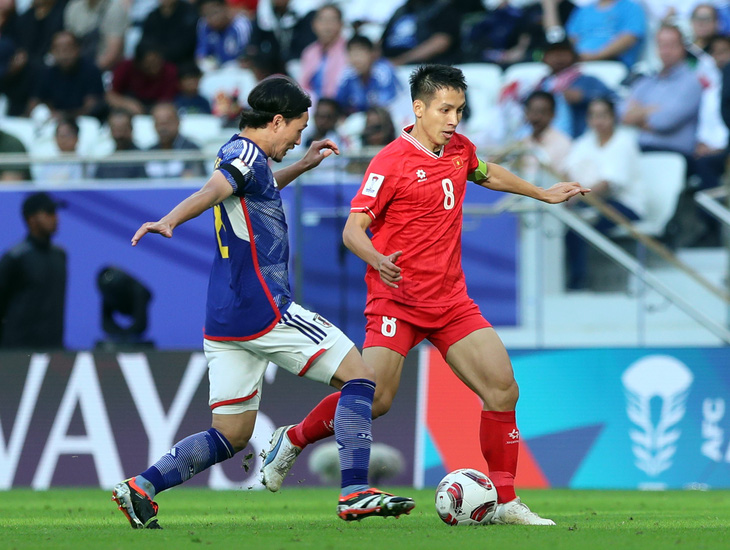 Đội trưởng Đỗ Hùng Dũng chơi tốt trong trận gặp Nhật Bản nhưng lại không được ra sân khi gặp Indonesia, đó là điều khó hiểu nhất về HLV Troussier. Ảnh: Hoàng Tuấn