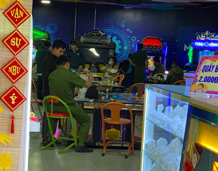 Công an phường Nghĩa Chánh bắt quả tang vụ đánh bạc và tổ chức đánh bạc bằng hình thức game bắn cá - Ảnh: T.M.