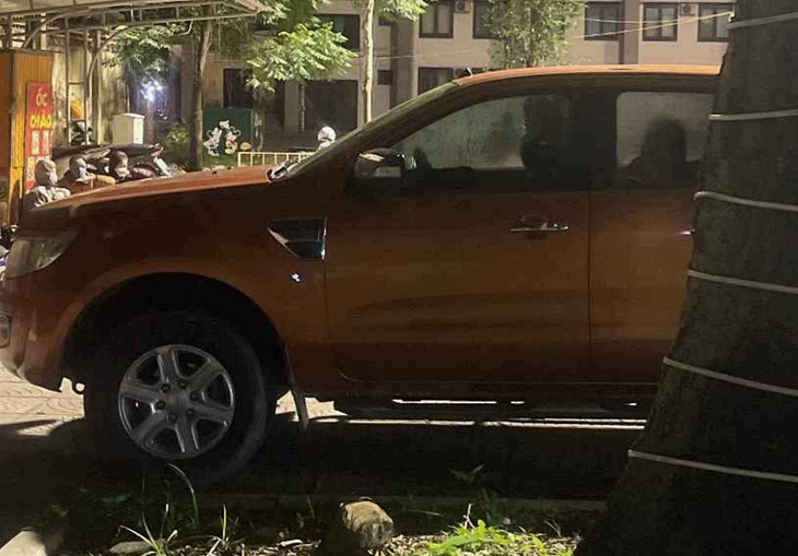 Chiếc xe được phát hiện phía sau Trung tâm văn hóa tỉnh Quảng Trị, bên trong nghi phạm đã tự tử sau khi giết chủ nợ - Ảnh: Q.NAM